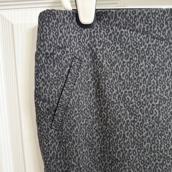 Fabulously Slimming Pants By Chico’s Grey Black Animal Leopard Print Size 2.5 L - Picture 2 of 5